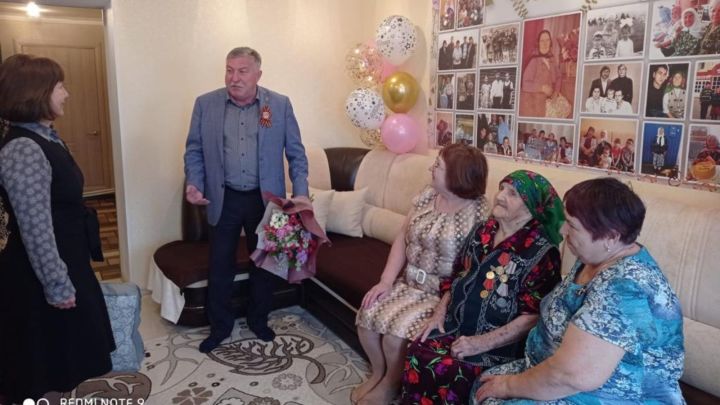Глава Лениногорского района поздравил с 95-летним юбилеем труженицу тыла