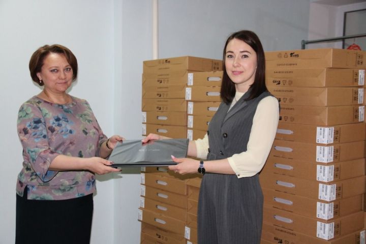 Учителям Лениногорского района вручили новые ноутбуки