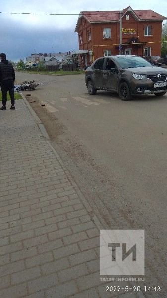 В Татарстане подростка госпитализировали после того, как он на мопеде врезался в автомобиль