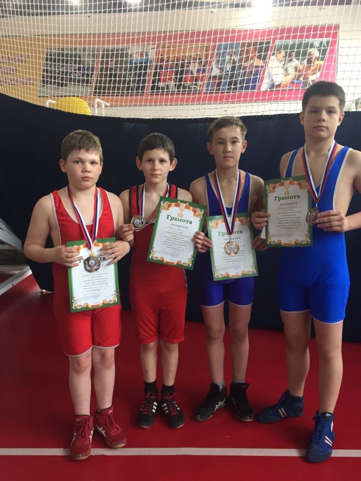 Лениногорские борцы спортивной школы № 3 привезли серебро и бронзу