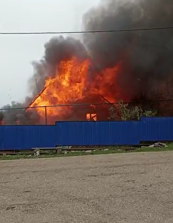 В социальные сети попали кадры сильного пожара в одном из посёлков Татарстана