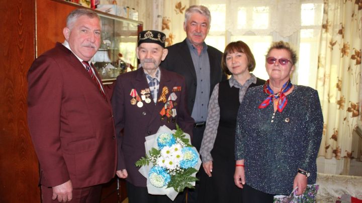 Глава Лениногорского района Рягат Хусаинов поздравил ветерана с 95-летним юбилеем