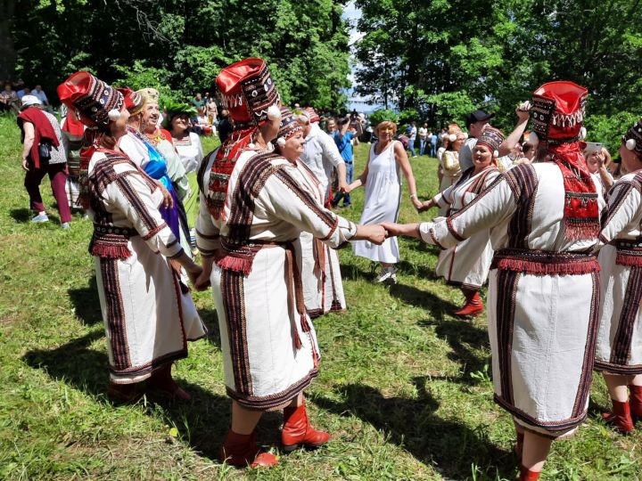 На обрядовой полянке уникального праздника  Балтай в Татарствне звучат старинные мордовские песни