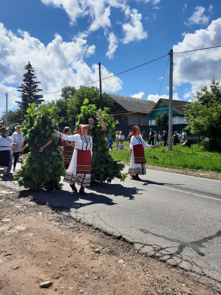 Шествие  по улицам села  во главе с "Медведями" -  завершение  праздника мордовской культуры Балтай в Татарстане