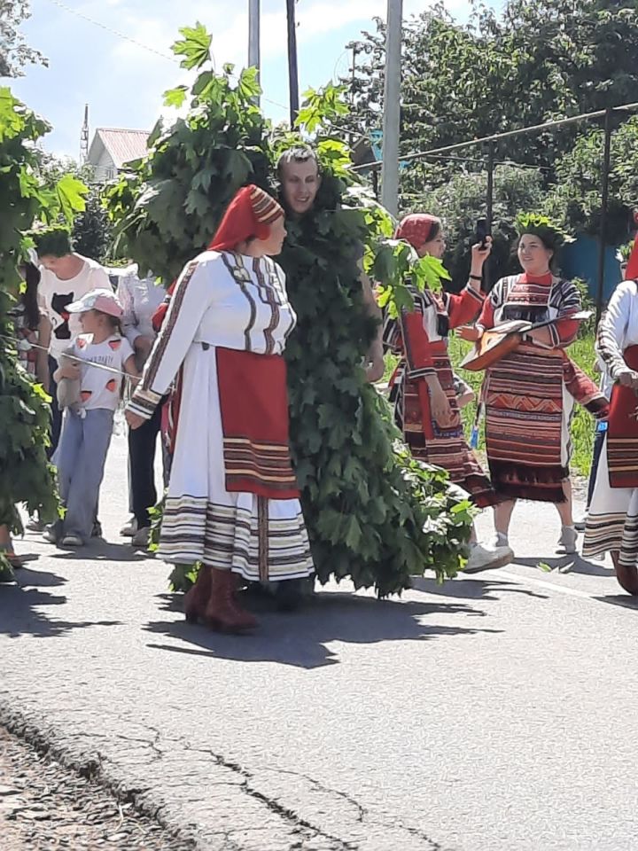 Шествие  по улицам села  во главе с "Медведями" -  завершение  праздника мордовской культуры Балтай в Татарстане