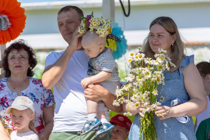 Ребята дворового лагеря ТОС 13 организовали концерт для лениногорцев