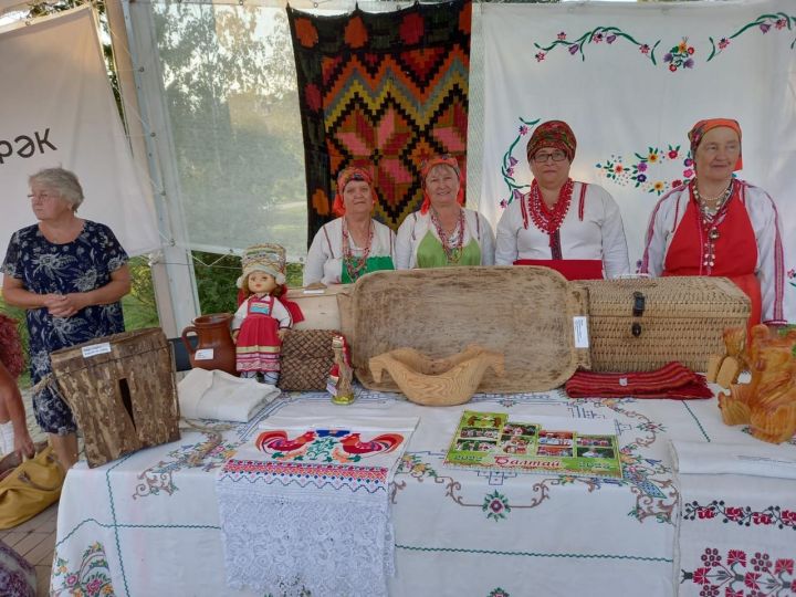 Мордовские женщины, участники фольклорного ансамбля, «ЭРЗЯНКА» в лаптях покорили Казань