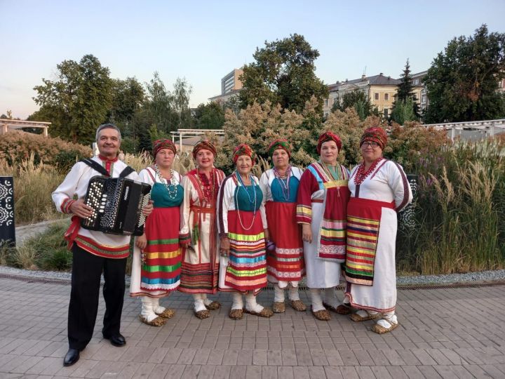 Мордовские женщины, участники фольклорного ансамбля, «ЭРЗЯНКА» в лаптях покорили Казань