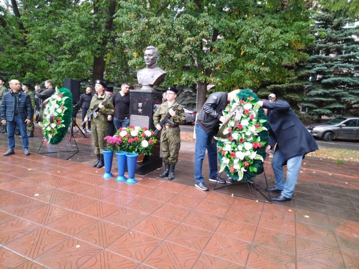 В Казанском танковом училище и на родине Героя России Дамира Исламова открыли бюсты герою-танкисту