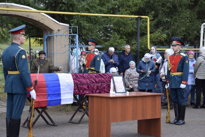 В Лениногорском районе простились с командиром взвода Радиком Мортазиным