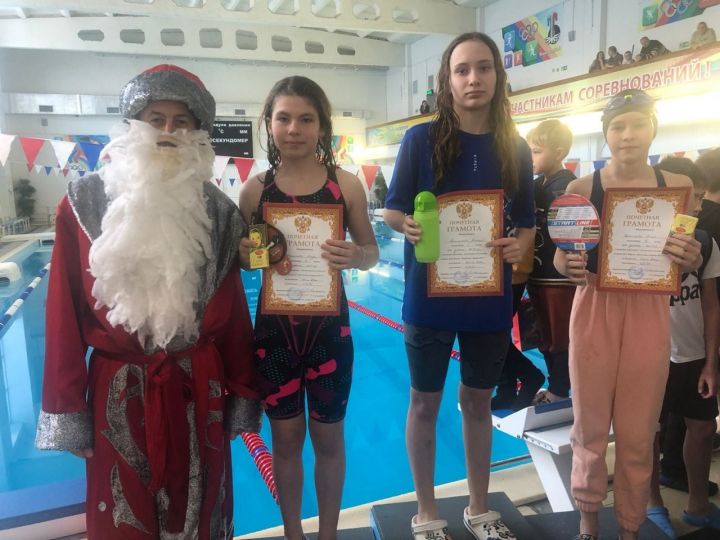 В бассейне «Юбилейный» Лениногорска собрались любители плавания на соревнования на призы Деда Мороза