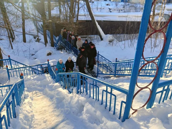 Жители Лениногорска набирают целебную воду с родника в лесопарке