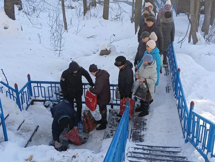 Жители Лениногорска набирают целебную воду с родника в лесопарке