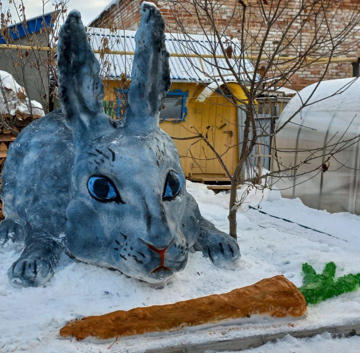 Житель Лениногорского района слепил из снега гигантского кролика