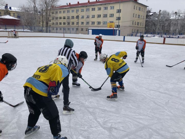 На лениногорском корте прошли соревнования по хоккею