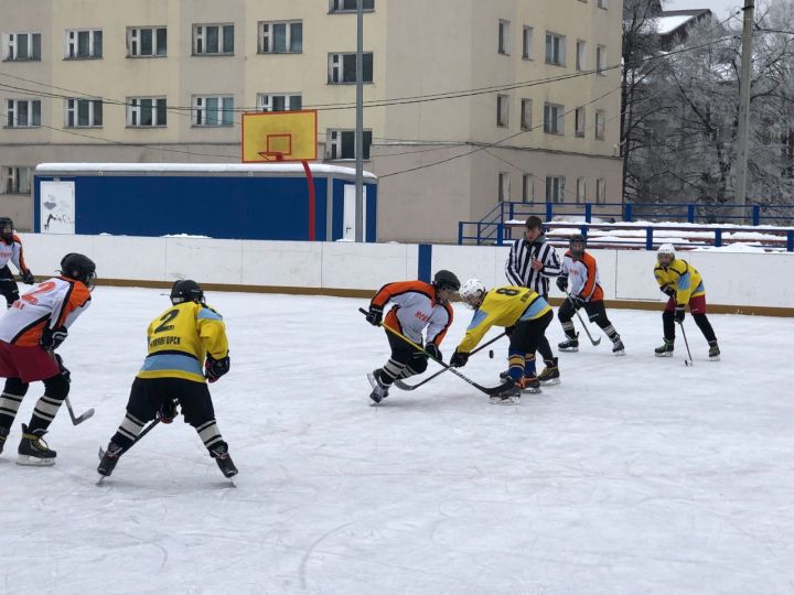 На лениногорском корте прошли соревнования по хоккею