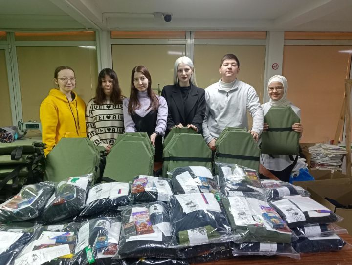 Студенты Лениногорского музыкально-художественного педагогического колледжа помогали фасовать наборы для бойцов в СВО