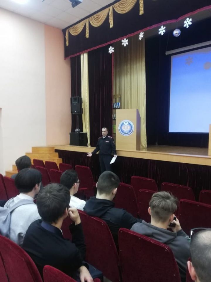 В Лениногорском политехническим колледже состоялась встреча студентов с полицейским