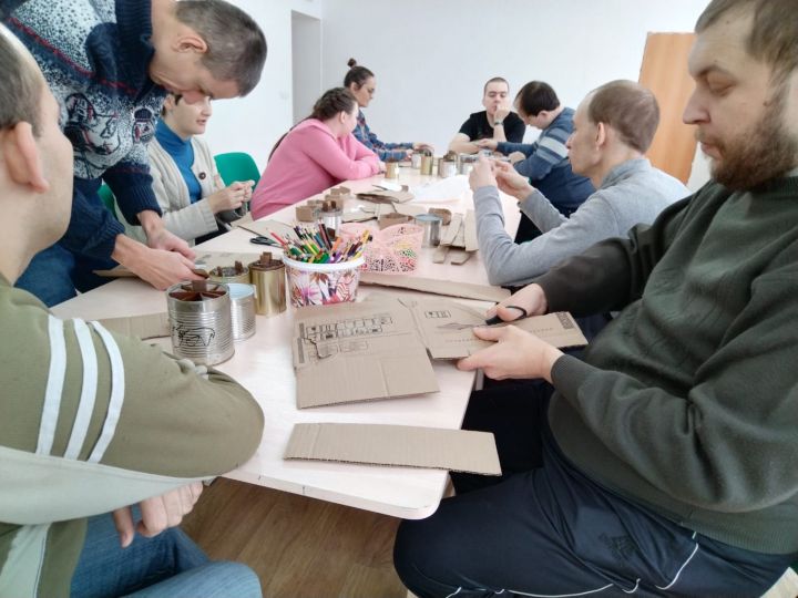 В Лениногорске активист патриотического общества «Шьем для наших!» Екатерина провела мастер-класс по изготовлению блиндажных свечей