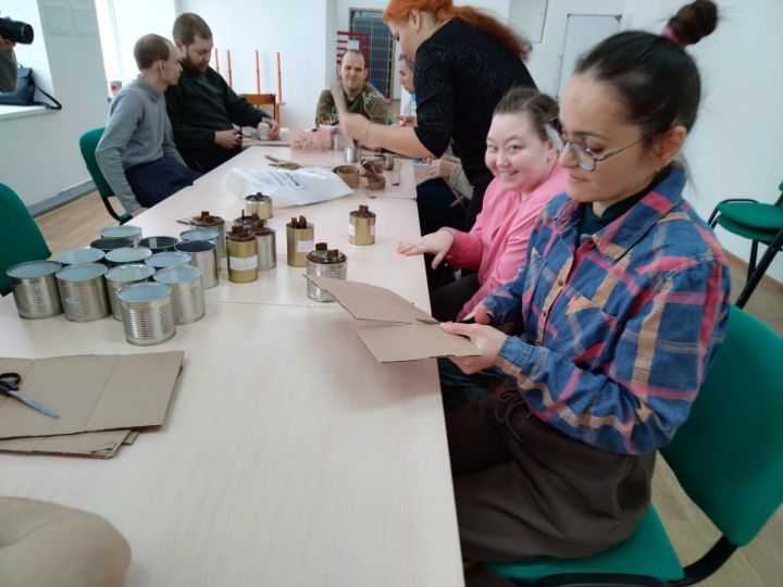 В Лениногорске активист патриотического общества «Шьем для наших!» Екатерина провела мастер-класс по изготовлению блиндажных свечей