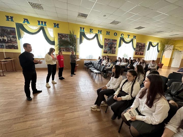 В Лениногорске преподаватели нефтяного техникума рассказывают девятиклассникам о работе нефтяника