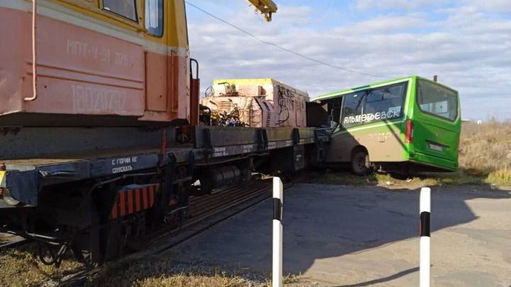 В соседнем с Лениногорском городе произошло столкновение тепловоза с автобусом