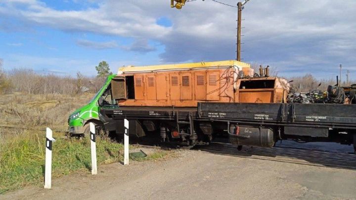 В соседнем с Лениногорском городе произошло столкновение тепловоза с автобусом