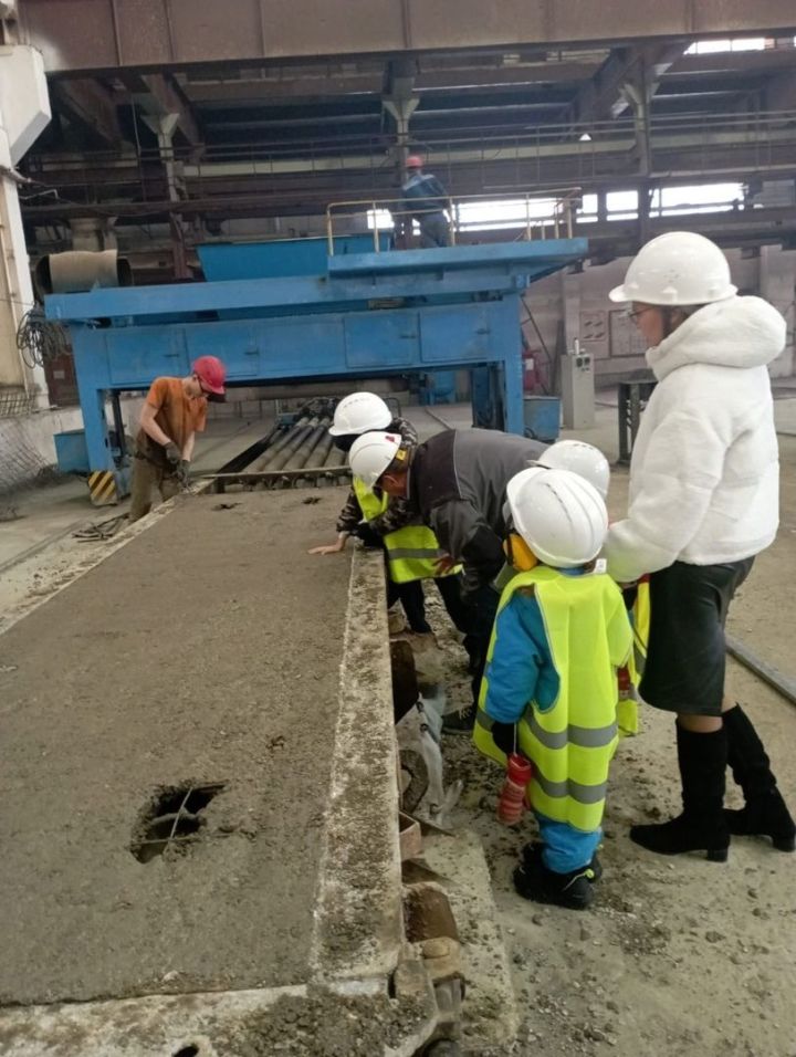 В Лениногорском заводе железобетонных изделий провели экскурсию для детей