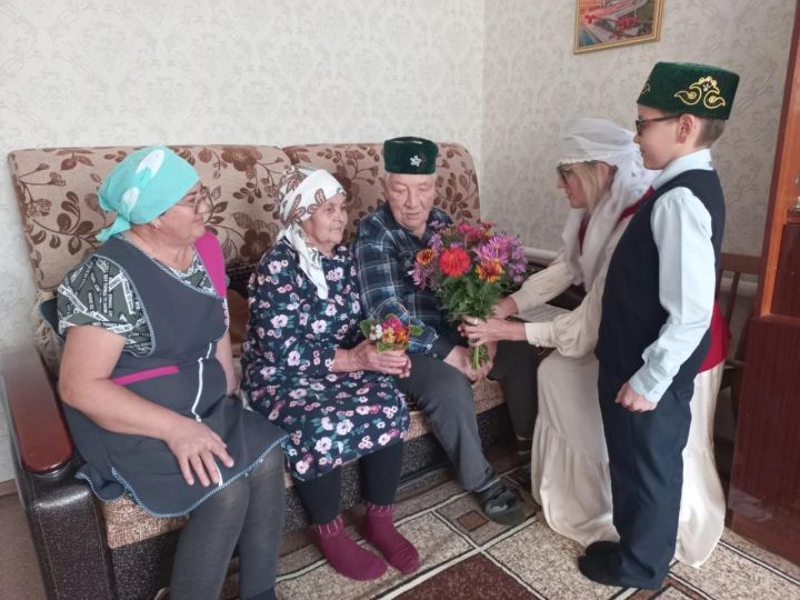 В Лениногорском районе волонтёры посетили пожилую семейную пару, которая живёт в приемной семье