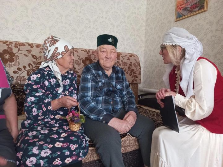 В Лениногорском районе волонтёры посетили пожилую семейную пару, которая живёт в приемной семье