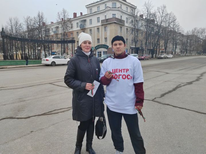Специалисты и волонтёры центра «Логос» поздравили жителей города с Днем Конституции Республики Татарстан