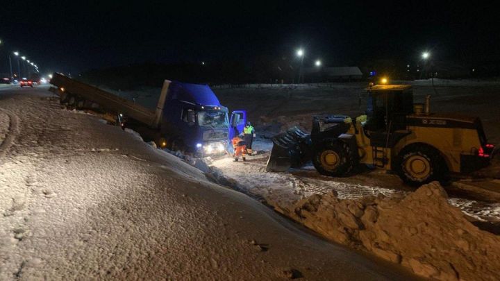 Сотрудники ГИБДД в Татарстане вызволили из снежного кювета большегруз
