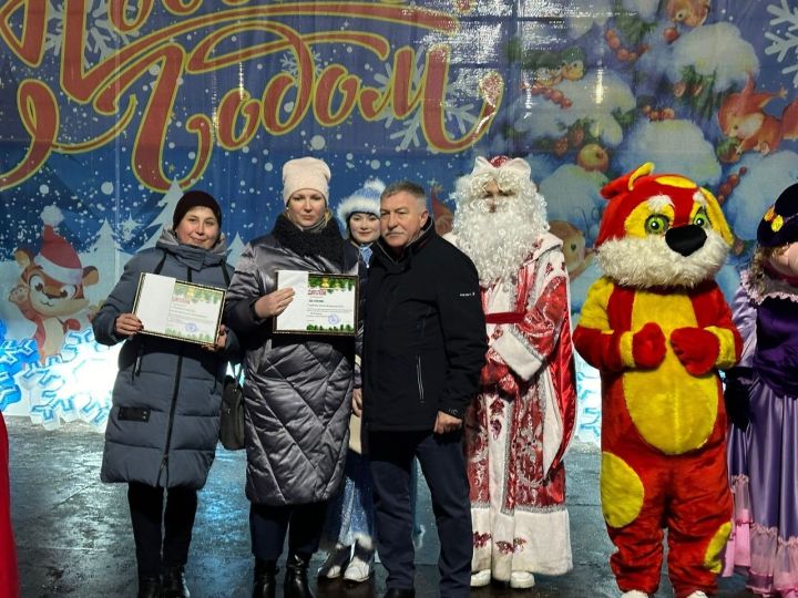 В Лениногорске состоялось торжественное открытие центральной новогодней елки