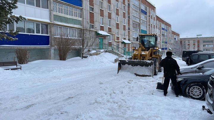 В Лениногорске продолжаются работы по уборке снега