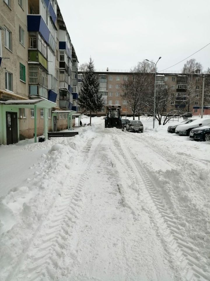 В Лениногорске продолжаются работы по уборке снега