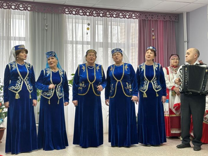 Глава района Рягат Хусаинов поздравил жителей Дома престарелых с наступающим Новым годом