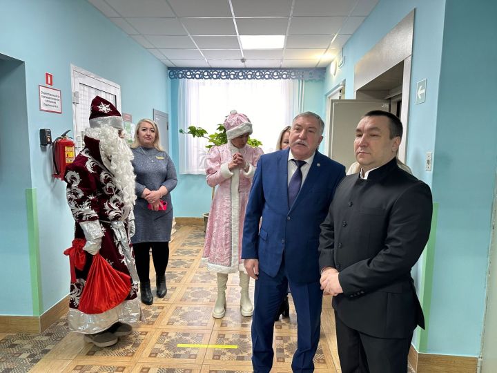 Глава района Рягат Хусаинов поздравил жителей Дома престарелых с наступающим Новым годом