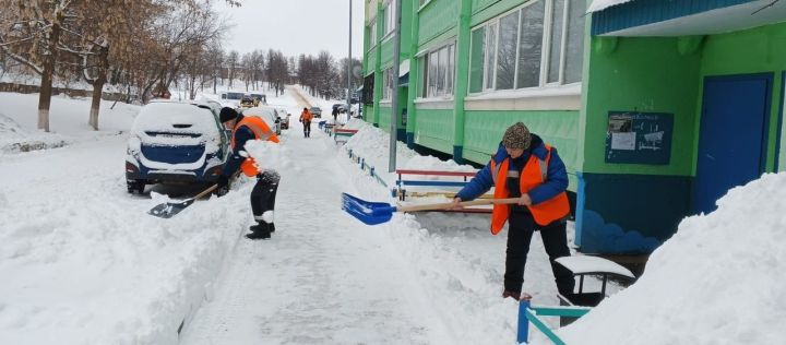 В Лениногорске продолжаются работы по уборке снега