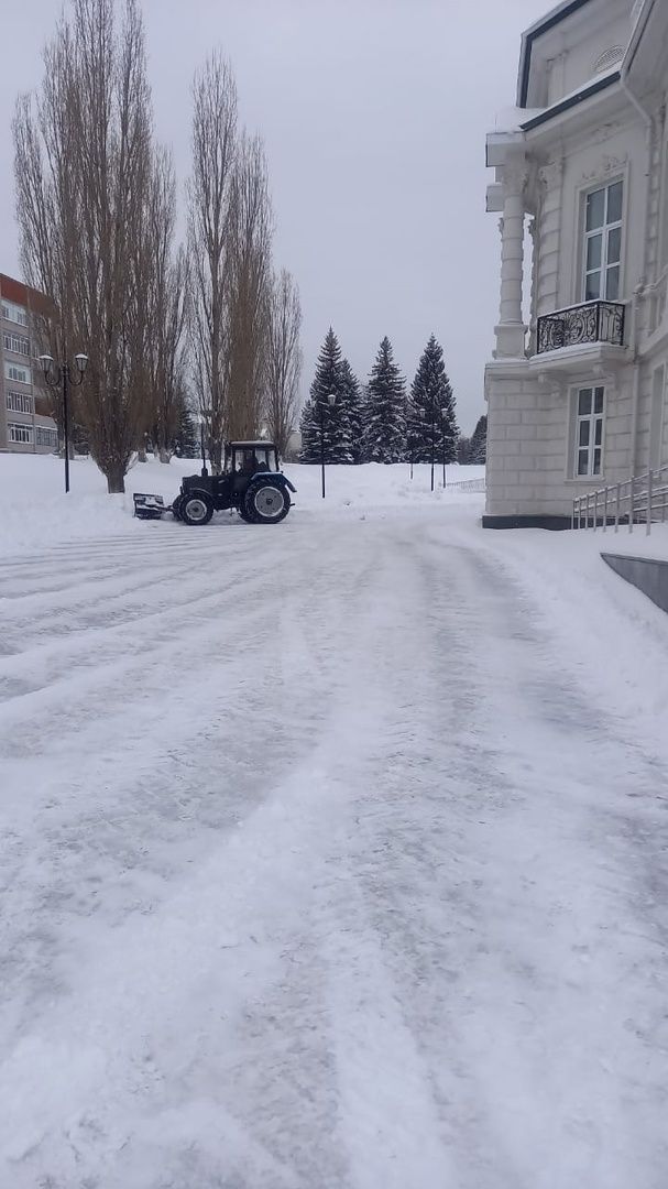 В Лениногорске продолжаются работы по уборке снега