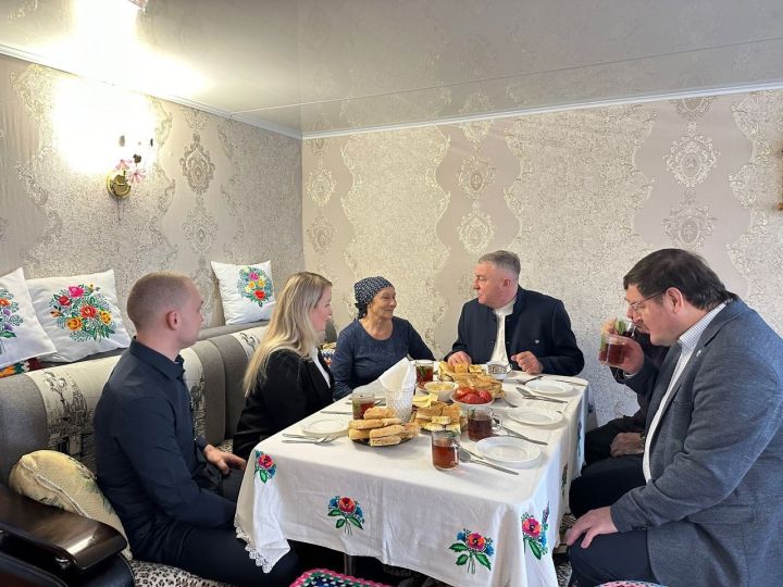 Глава Лениногорского района посетил маму погибшего бойца СВО Веру Звонареву
