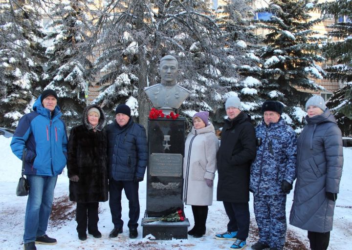 В Лениногорске в честь Героев Отечества к Вечному огню возложили цвет