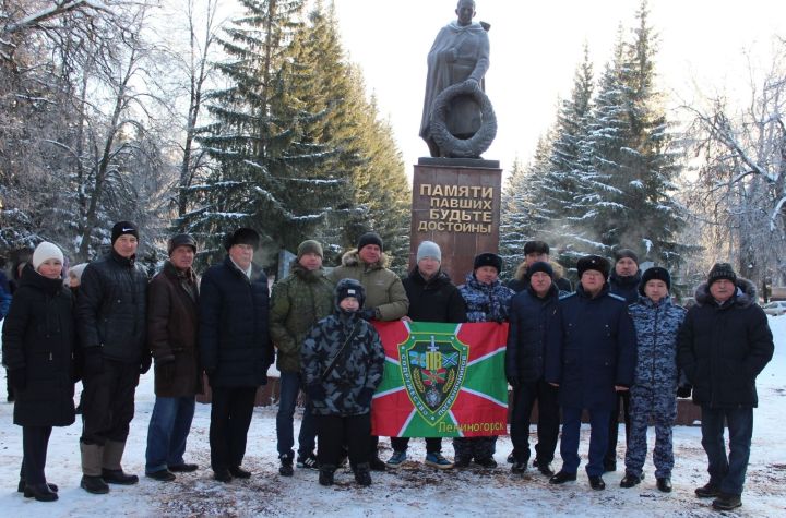 В Лениногорске в честь Героев Отечества к Вечному огню возложили цвет