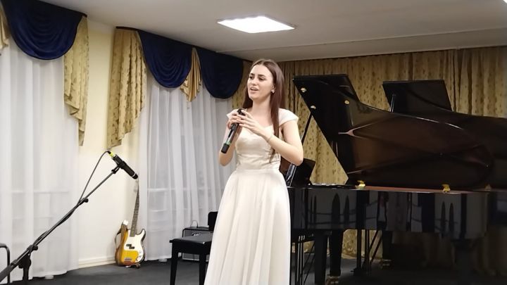 Выпускница Лениногорской музыкальной школы Алина Хуснутдинова стала кандидатом на Шаляпинскую стипендию