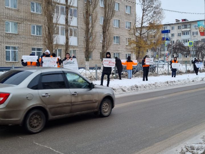 Студенты Лениногорска провели флешмоб по правилам дорожного движения
