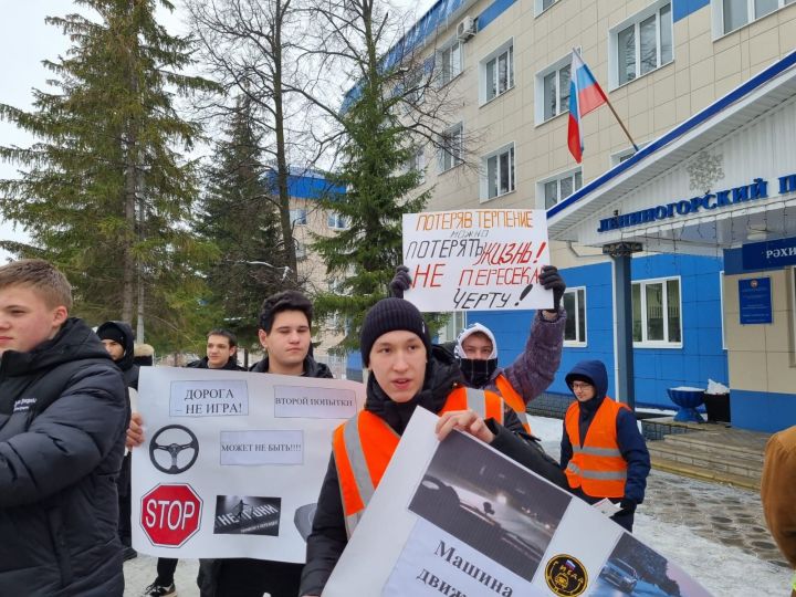 Студенты Лениногорска провели флешмоб по правилам дорожного движения