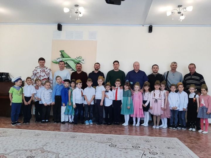 В детском саду № 18 Лениногорска с 23 февраля поздравили мальчишек и их пап