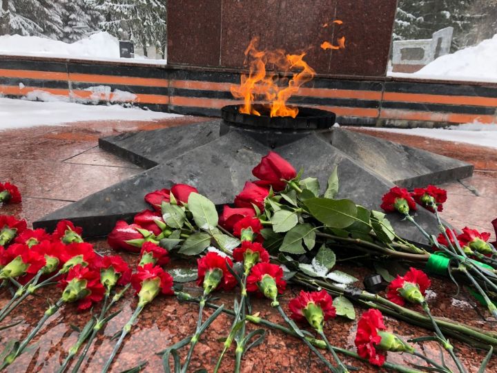 В память о защитниках Родины лениногорцы  возложили красные гвоздики  к Вечному огню