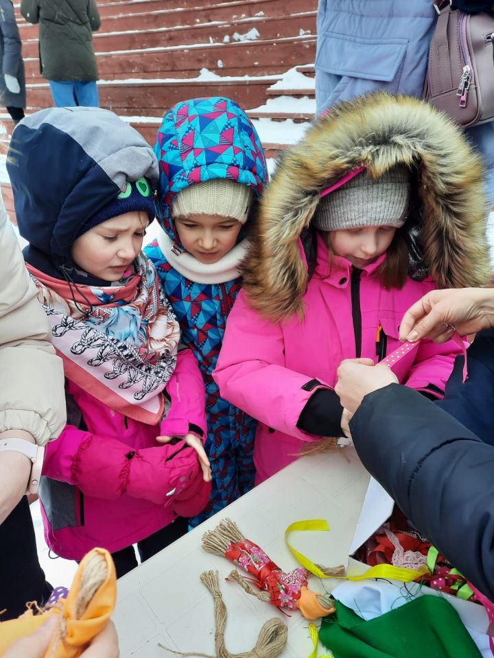 В Лениногорске детей учили мастерить куклу Масленицу