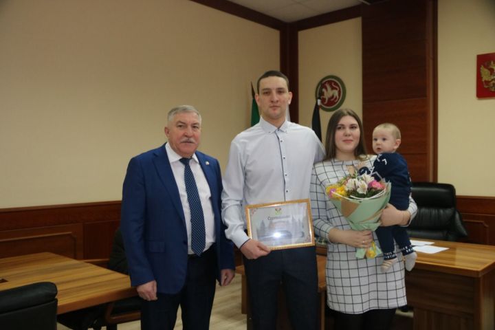 Глава Лениногорского района Рягат Хусаинов вручил молодой семье сертификат на приобретение квартиры