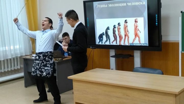 В Лениногорском нефтяном техникуме прошел баттл-шоу «Физики и лирики»